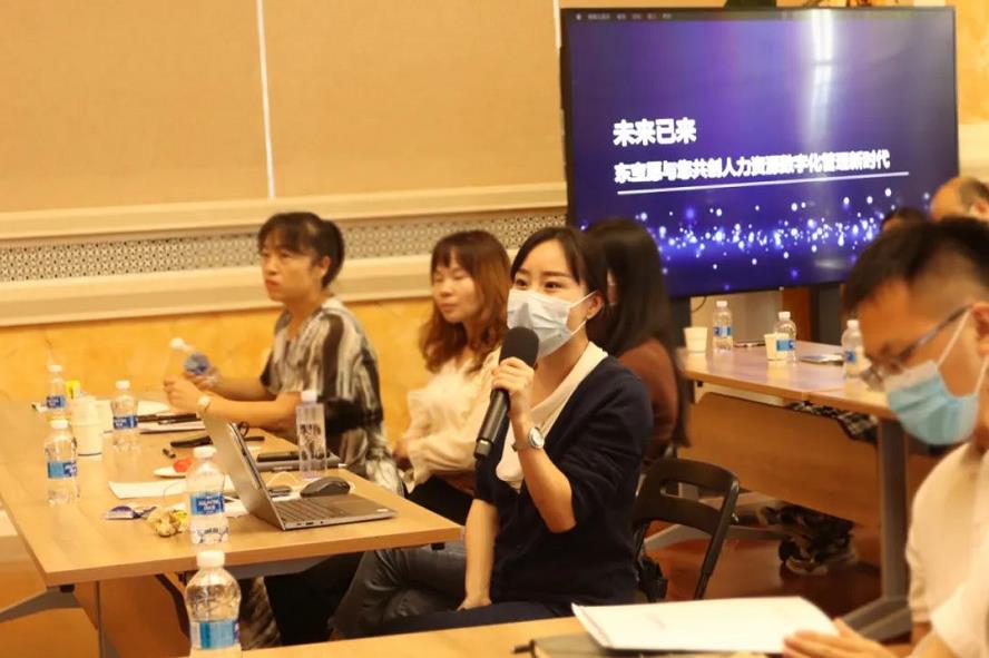 讲座现场嘉宾与讲师交流答疑